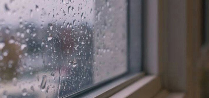 Percikan air hujan dari jendela kamar ku