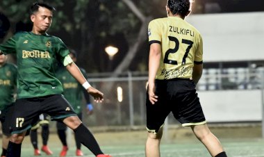 Sajak lapangan hijau dari pemain berbaju kuning