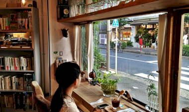 Keping Ketiga: Gadis di Meja Nomor Tiga