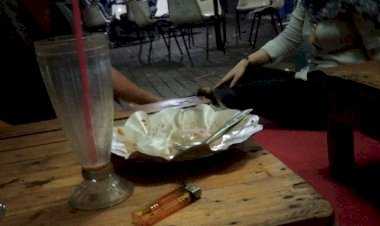 Cafe dengan lampu yang redup