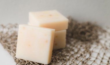 Ada Keju di Meja Setrikaan