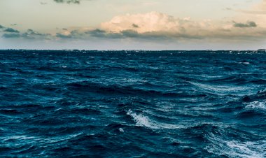 Laut Biru di Desember 2020