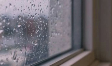 Percikan air hujan dari jendela kamar ku