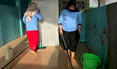 Mahasiswa KKN UIN Walisongo Adakan Kerja Bakti Bersih Tempat Ibadah