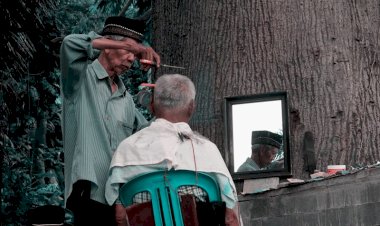 Kisah Tukang Cukur yang Penuh Syukur