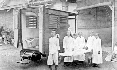 Merambah Jalanan Bersama Ambulans