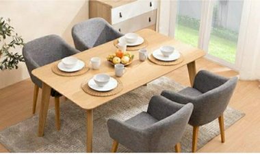 Ada hening di meja makan