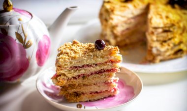 Sepotong Kue yang Tersisa Setengahnya dan yang Tak Tersisa Sama Sekali