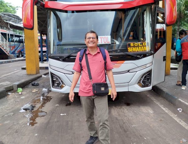 Setahun di Atas Roda: Catatan Seorang Suami, Ayah, dan Penglajo