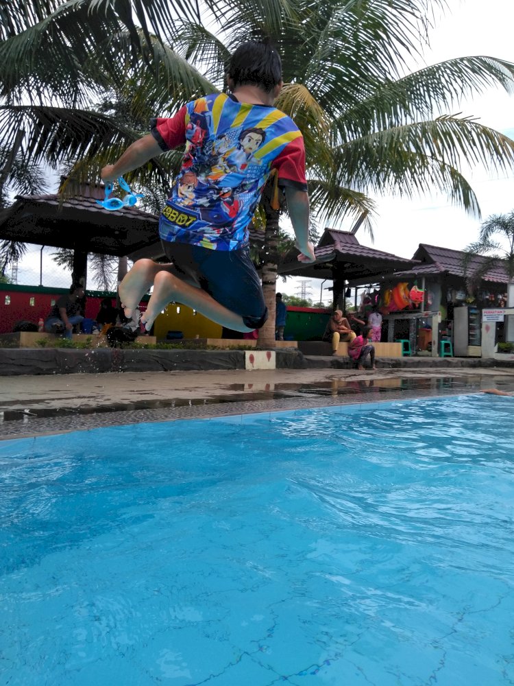 BERENANG BERSAMA HUJAN