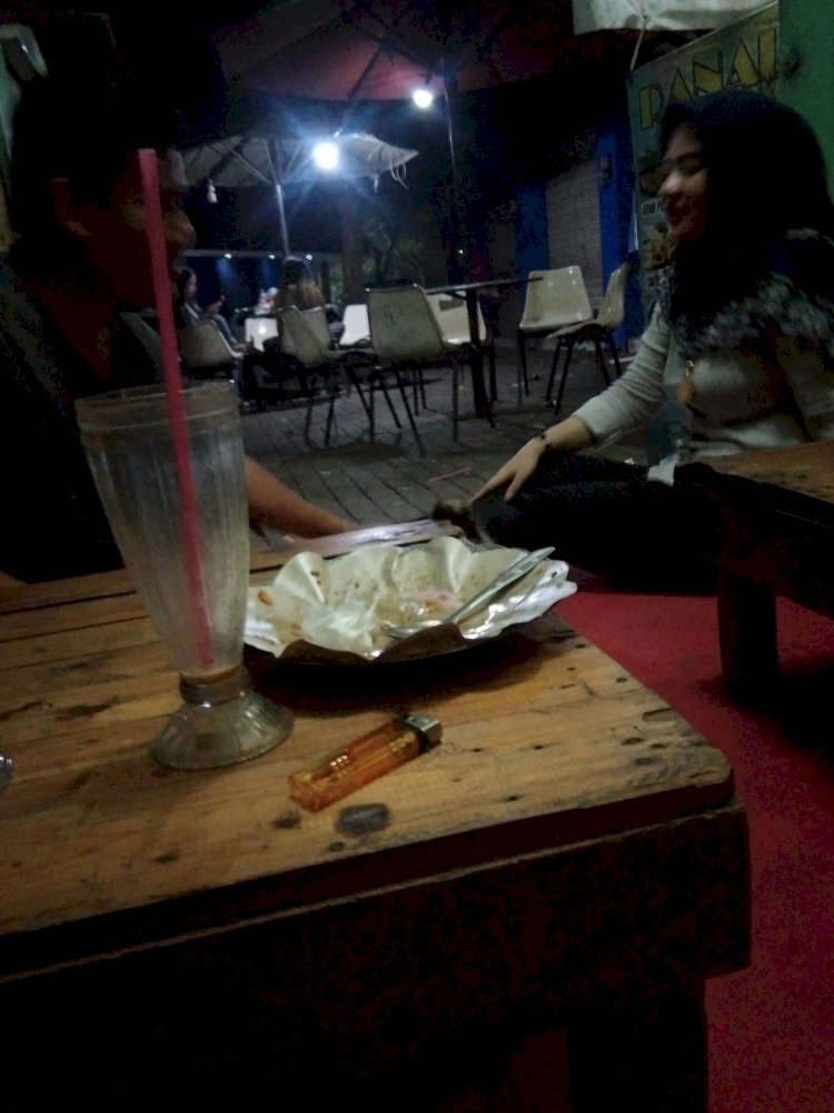 Cafe dengan lampu yang redup