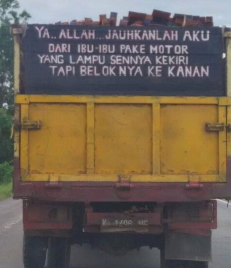 Ya Allah Jauhkanlah Aku Dari Ibu-ibu Pake Motor Yang Lampu Seinnya Ke Kanan Tapi Beloknya Ke Kiri