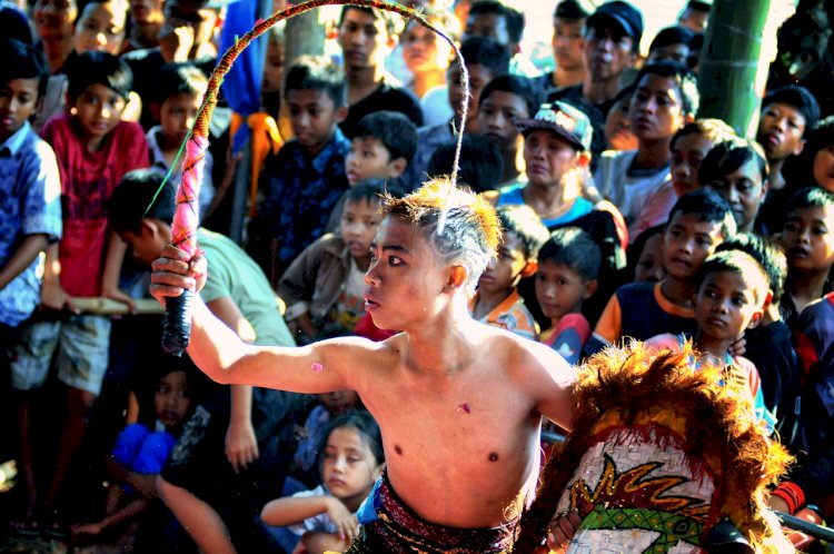 Menyaksikan keraguan atas budaya bangsa sendiri