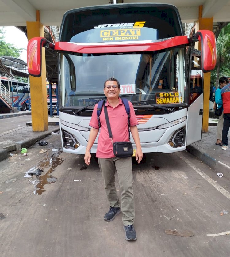 Setahun di Atas Roda: Catatan Seorang Suami, Ayah, dan Penglajo